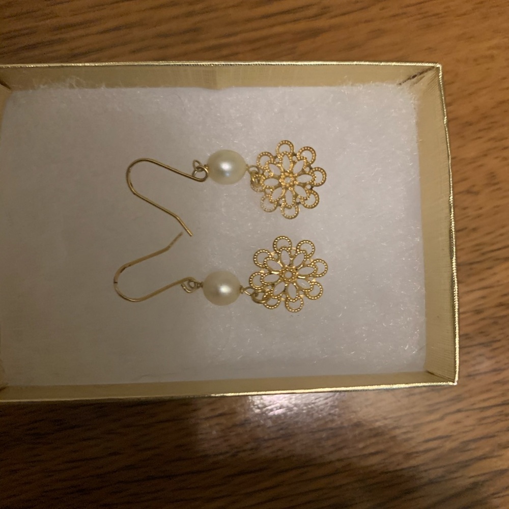 14k filigree floral pearl earrings Estate.